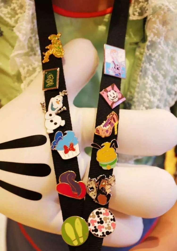 去过上海迪士尼的游客一定会发现:每位演职人员的身上都挂着一串挂绳