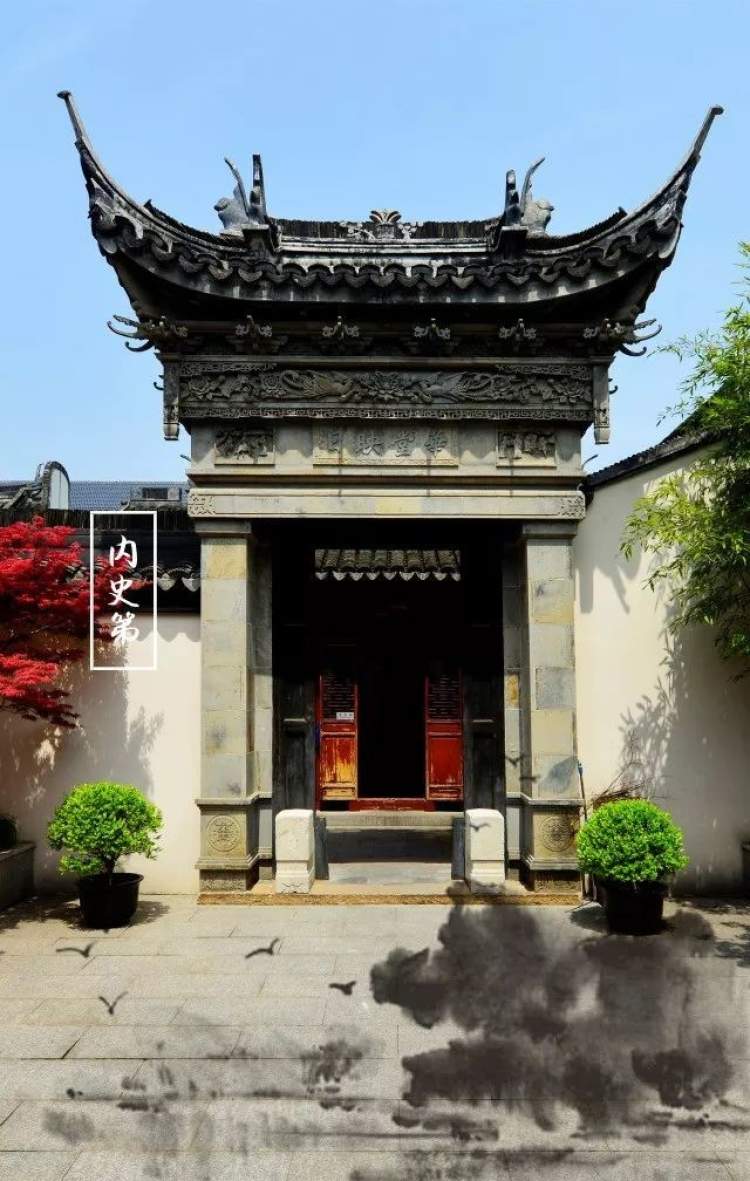 内史第的门楼,极像一顶官帽,端正庄肃;而飞翘的屋檐上往往雕刻避邪