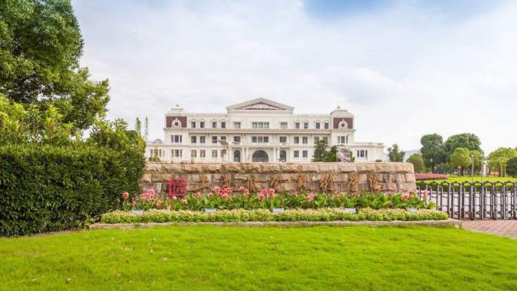原名为复旦大学上海视觉艺术学院,2013年4月经教育部批准该校正式转设