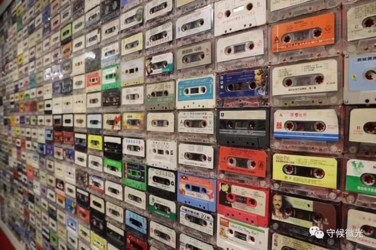 在"时光博物馆"展厅内,一面墙上挂满了经典音乐磁带.