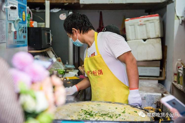 小小煎饼摊只有两个员工,老板负责摊饼,后面的阿姨负责加馅.