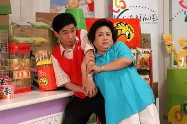 情景喜剧《老娘舅》剧照,王文丽扮演的王阿姨和陈国庆扮演的阿庆.