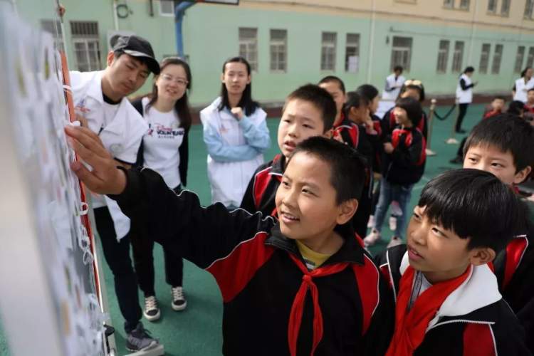 “小厨星营养课堂”走进民办航头小学，迪士尼大厨亲自讲授什么是健康食品 - 周到上海