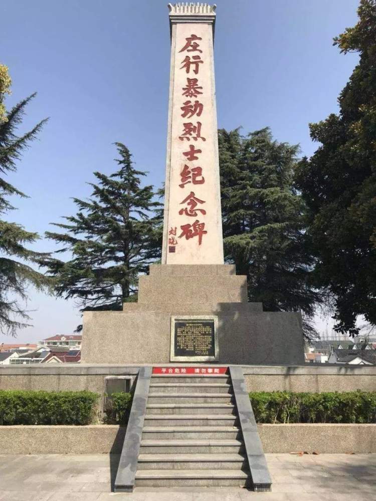 幼年就读于庄行东街学堂,小学毕业后,至三官堂学中医儿科,学成随父