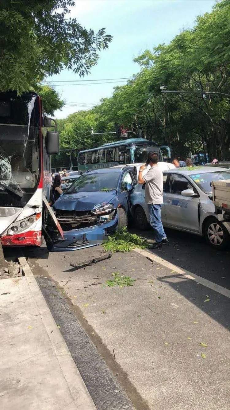 公交车撞倒骑非机动车女子,所幸戴了安全头盔