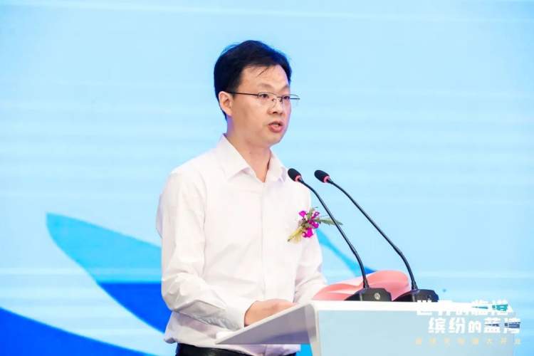 临港新片区党工委委员胡志强,奉贤区四团镇党委副书记,镇长张宏,临港