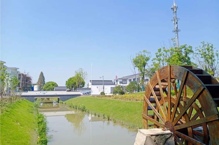 大治河"市级最长生态轴构成的"十字水系"东南象限,南与奉贤新城接壤