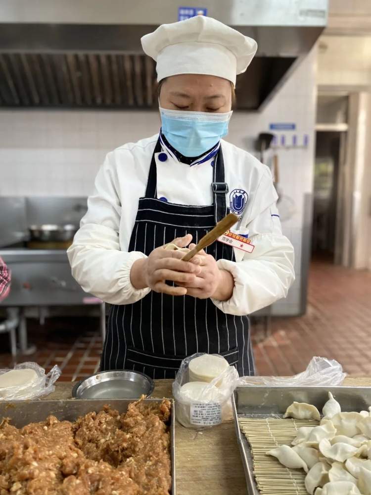 食堂阿姨认真备菜中