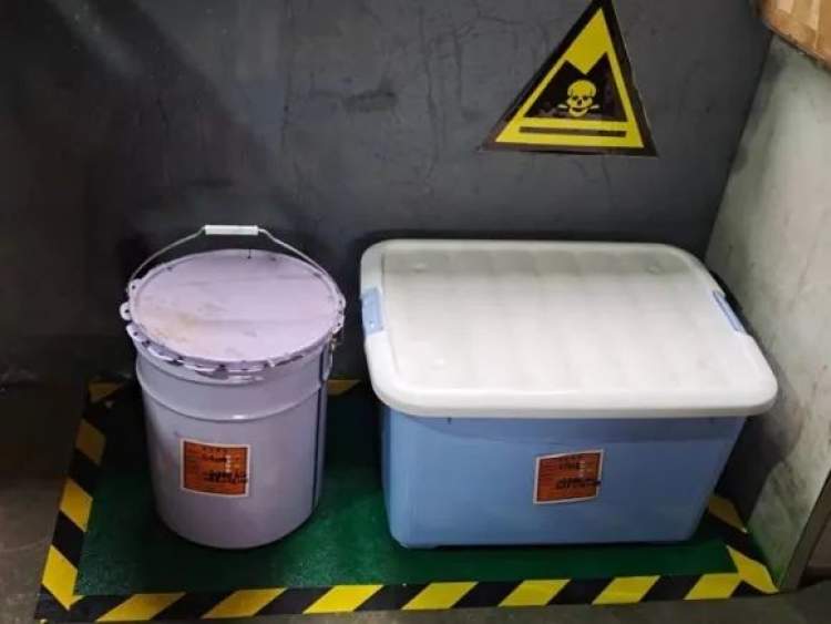 某企业整治前(危废贮存不规范)根据"百日攻坚行动