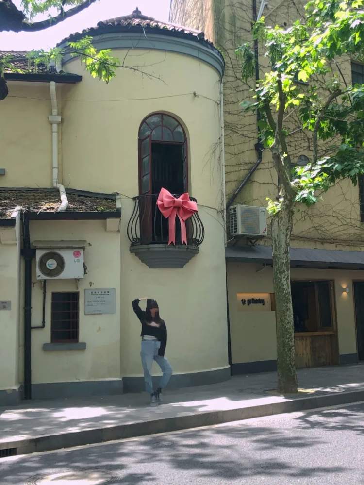 五一节后开工第一天,整条武康路上唯有129号的阳台下人气不减.