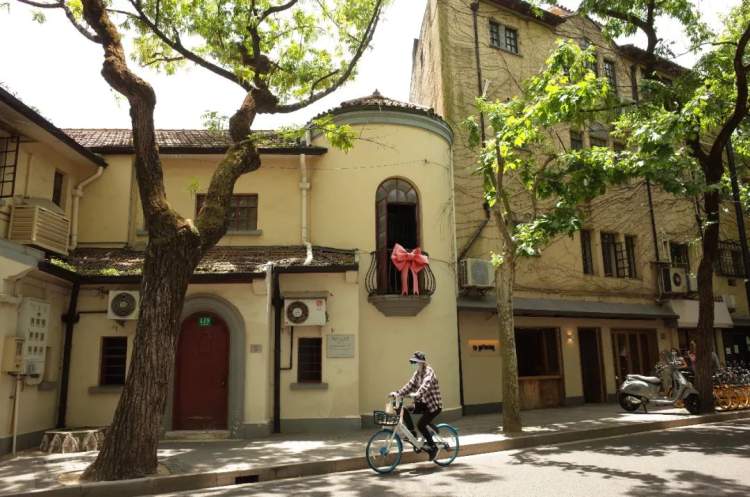 进出武康路129号的邻居大叔表示:很多人来拍照打卡,但没有人真的来过