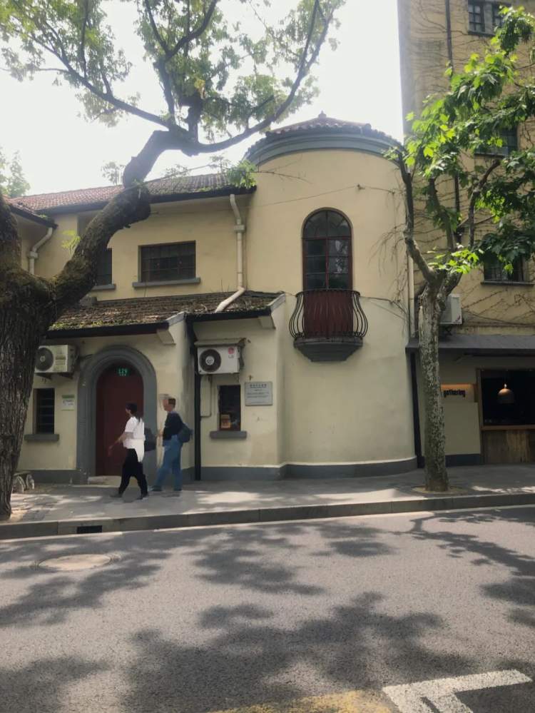 武康路129号蝴蝶结已被摘除,游客表示:阳台仍然很美