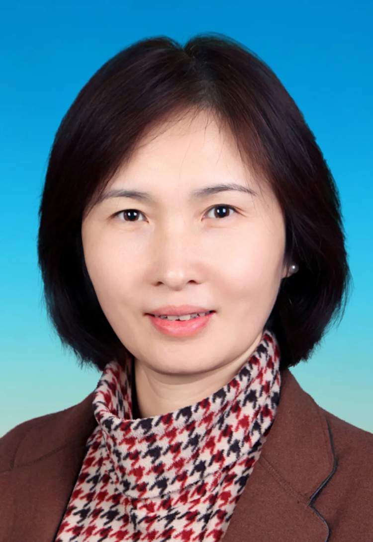 曹婕,女,汉族,1972年1月生,大学,中共党员,现任金山区政府副区长,党组