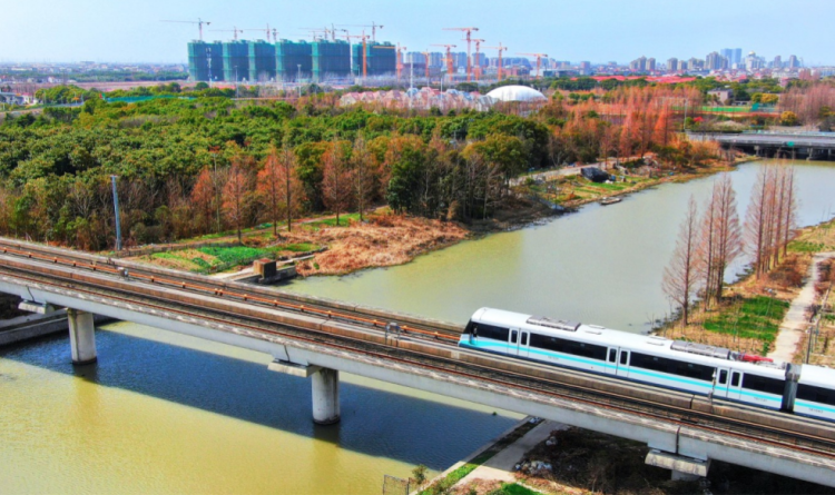 今年,浦东将继续推进机场联络线,崇明线等轨道交通建设,21号线实现