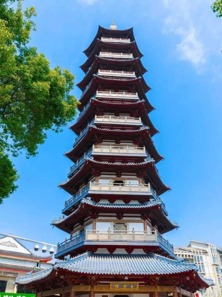 嘉定新城但其实这里还有一条古色古香的安亭老街老街上的标志性建筑是