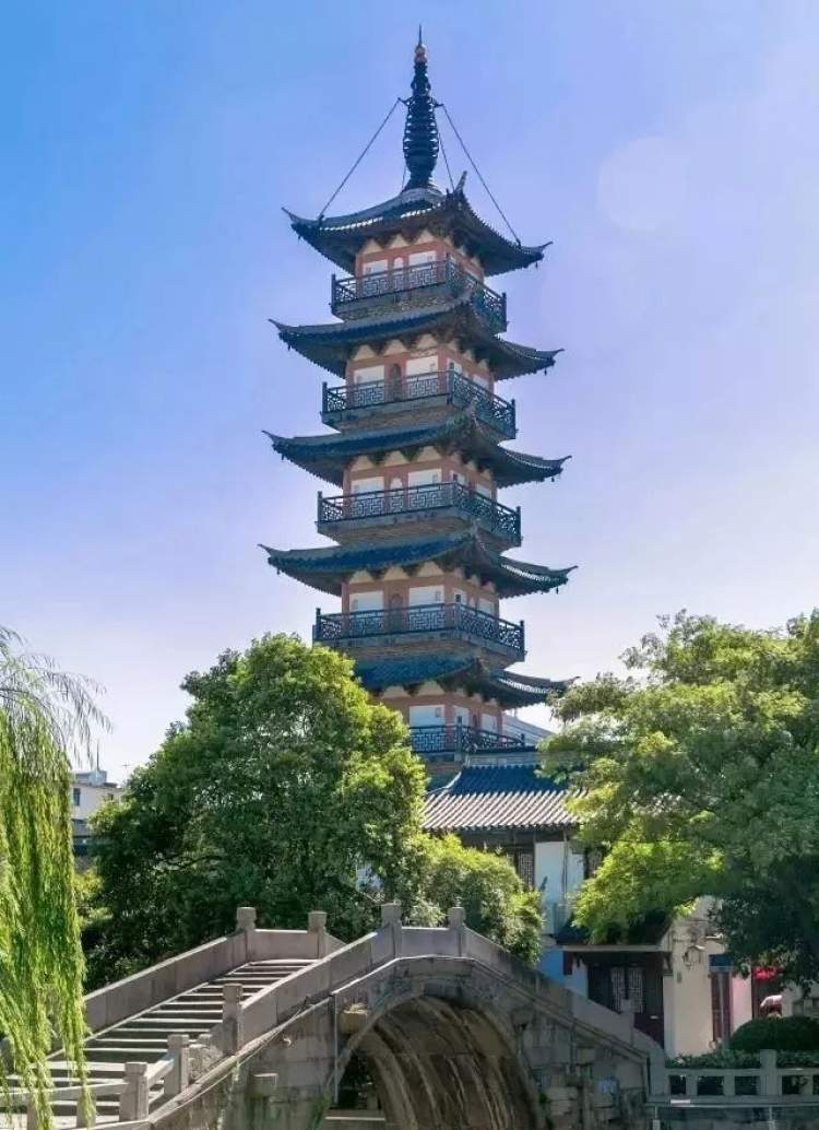 练塘古镇传说三国东吴在此地修建了操练水军的池塘所以这里被叫做"