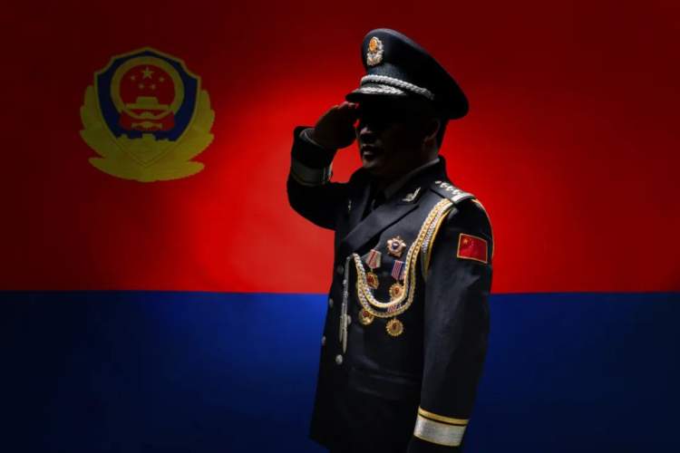 张宏林他是云南省保山市公安局胸前的勋章在灯光下闪耀着光芒有一位