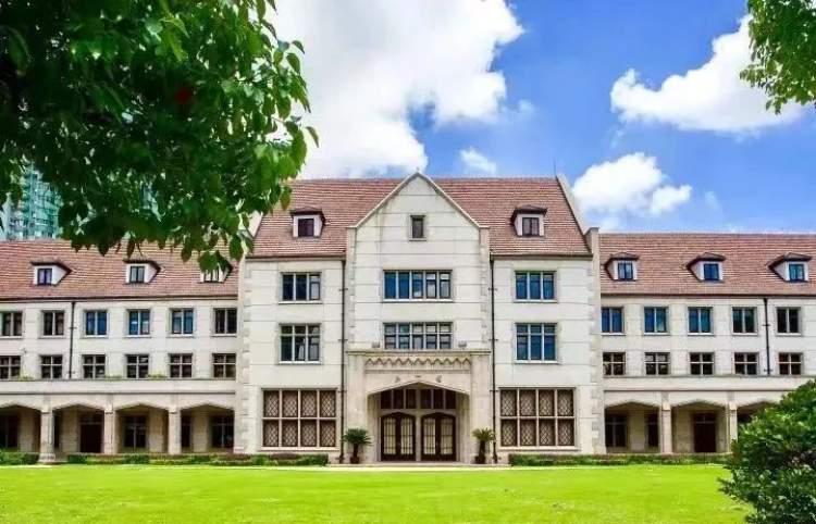 开学典礼上,由该校与复旦大学中文系合作共建的"至雅实验班"正式揭牌